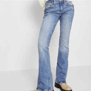Jeans - Säljer dessa lågmidjade jeans från American Eagle Jeans i storlek W28 L32. Köpta här på plick men säljer dom då de inte passade. Skriv för egna frågor kring jeansen!💞