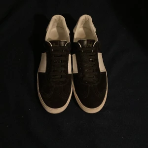 Valentino flycrew  - Säljer nu dessa sjukt snygga valentino flycrews i färgen svart. 9/10 skick & alla nitar sitter kvar-extremt ovanligt med flycrews i 45-skriv vid intresse och frågor⭐️🤝 Og medföljer ej Först till kvarn❗️❗️❗️