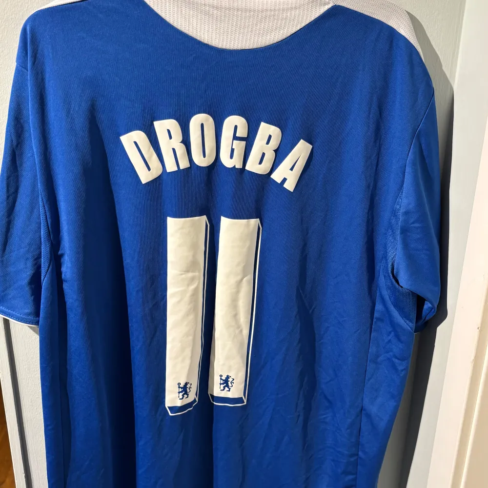 En riktigt fet Chelsea tröja från deras final vinst mot Bayern Munichen 2012 med Didier Drogba på ryggen. Sportswear.