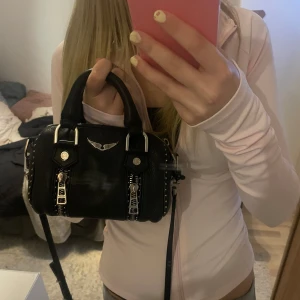 Zadig sunny  - Säljer min skit söta zadig sunny väska i minsta storleken, dragkedjan är lite rostig ❤️självklar äkta!