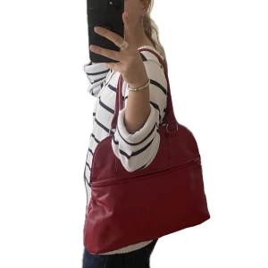 Väska  - Mått på väskan i cm: Hela väskan 31x41, Stora facket 18x41, Lilla facket 10x16 Bandet 51 