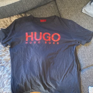 Hugo boss t-shirt - L, knappt använd. Kontakta vid frågor och pris kan diskuteras.