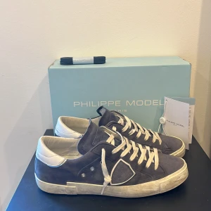Philippe modell  - Säljer nu mina Philippe modell skor som är sparsamt använd. Allt OG följer med kvitto finns även. För fler frågor och funderingar är det bra att skriva.