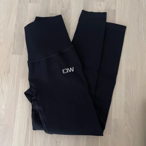 Träningstights - Träningstights i storlek S från ICIW, med ribbat tyg. Knappt använda så i superfint skick! Med stor ”mobilficka” på baksidan längst upp. 300kr
