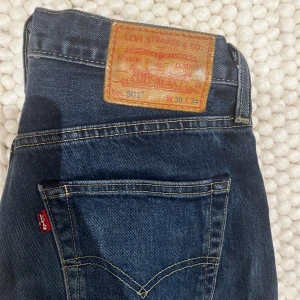 Levis 501 Jeans - Blå Levis jeans i bra skick 7/10, med en liten defekt. Inte längre använda då de är lite stora för mig. Sköna jeans för både häng och vardagligt bruk!