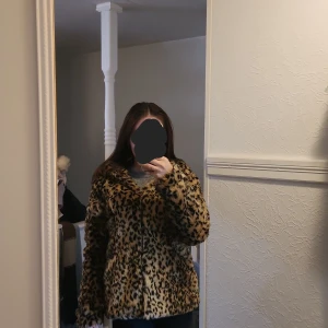 Leopardmönstrad pälsjacka med huva - Säljer en leopardmönstrad pälsjacka med luva  perfekt för att hålla sig varm och snygg under höst och vinter