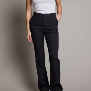 kostymbyxor - Bikbok kostymbyxor modell: vilma i storlek 38 Priset är inklusive frakt😽😽 