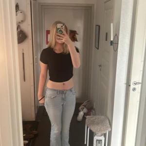 Croppad ribbad tröja - Jätte fin croppad ribbad svart tröja, är i nyskick