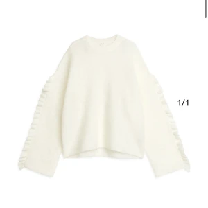 Diskuterar endast pris!   - Intressekoll på min stickade tröja från arket, som tyvärr inte kommer till användning. Andvänt 2 gånger. Köpt för 990kr. Pris diskuteras! 💗