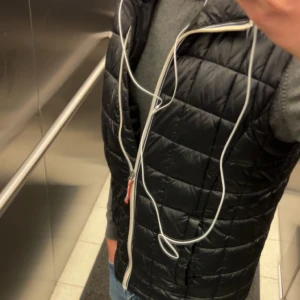 Blå glans väst - En rikigt fet vest från SorryBro, perfekt nu till höst🤩Skick 9/10 Storlek S/M. Pris 150kr