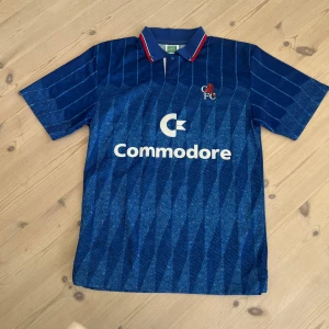 Fotbollströja - Supersnygg retro tröja från Chelsea!⚽️💙 Tröjan är helt autentisk och är inköpt i just london. Mycket gott skick, inga slitningar eller fläckar! Hör av dig vid minsta fundering💥🔥