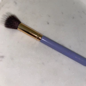 Fin lyxig sminkborste  - Jättefin lyxig sminkborste! Knappt använd💞Märke: Luxie! Originalpris: 170kr