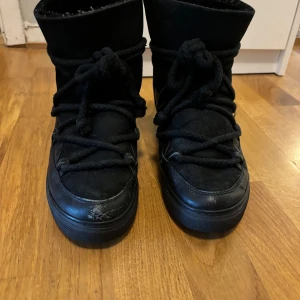 Svarta inuikii skor - Säljer mina välanvända inuikii skor som jag hade förra året.Jag kan polera och tvätta dem om de blir köpta. Passar inte mig längre därför säljer jag. Dem är jätte varma och sköna och perfekt till vintern. Pris kan diskuteras. Köpta för 3000
