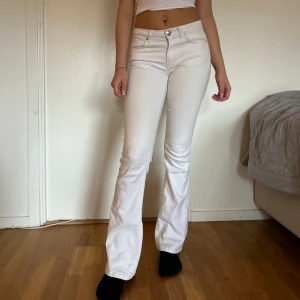Lågmidjade jeans - Säljer dessa lågmidjade vita bootcut jeansen då dom ej kommit till använding! Storlek 25 och går nästa ner till golvet på mig som är 167cm lång! Inga defekter finns på byxorna.
