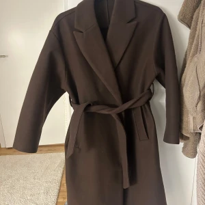 Vero Moda kappa  - Kappa från Vero Moda i storlek XS, köpt för 699kr säljer för 300kr Jätte fin brun färg perfekt till hösten!