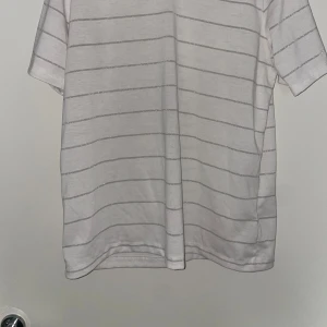 Jätte fin t-shirt med glitter ränder - Jätte gullig, lite genomskinlig. Använt några få tal gånger 