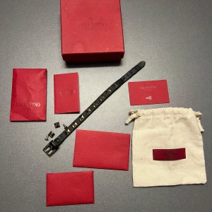 Valentino armband  - Allt på bild ingår, skick bra utöver att spännet är limmat lite och kan vara lite trögt att få in bandet i spännet men är annars som vanligt, pris går diskuteras vid snabb affär 