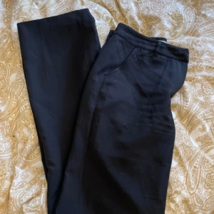 Högmidjade kostymbyxor- Nova - Raka kostymbyxor ifrån madlady, tagit väl hand om dom så dom är i fint skick!  Det är TALL modellen, jag är 183 och dom går till mina fotknölar  Högmidjade kostymbyxor- Nova