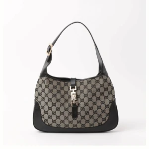 Gucci väska - Säljer nu min fina Gucci väska, såklart äkta, äkthetsbevis medföljer! Använd fåtal gånger så i super fint skick! 💖