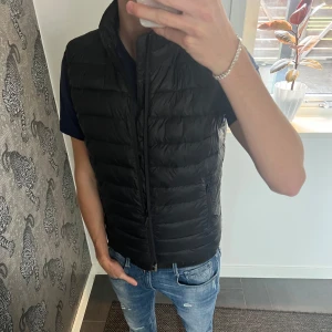 Esprit Väst  - Hej! Säljer nu min oanvända Esprit väst i storleken S! Skicket är som nytt då den endast är använd några gånger. Nypris - 1299. För fler frågor eller funderingar så är det bara att höra av sig!