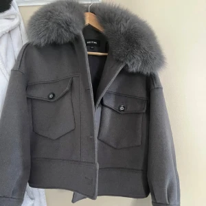 Meotine jacka  - En grå äkta meotine 💓 Klot för 5000 kr 🙌🏽