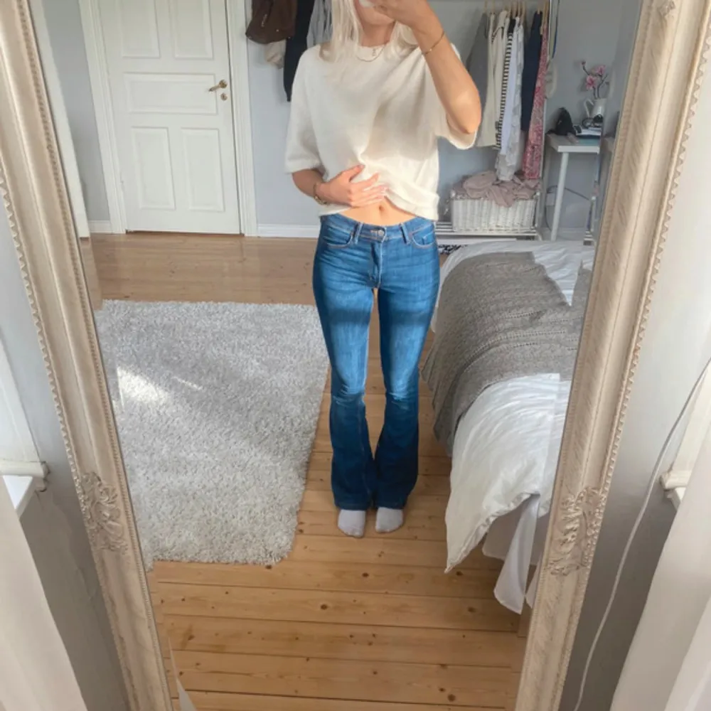 Fina stretchiga bootcut jeans från H&M mid waist. Jag är 163 cm.🫶🏼. Jeans & Byxor.