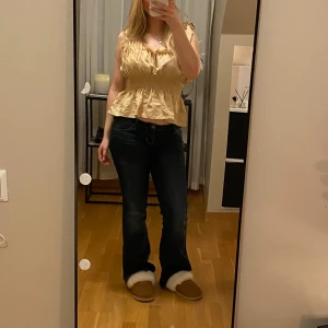 Beige topp - Skitsnygg beige gul topp med knytning. Hör av er vid frågor💘