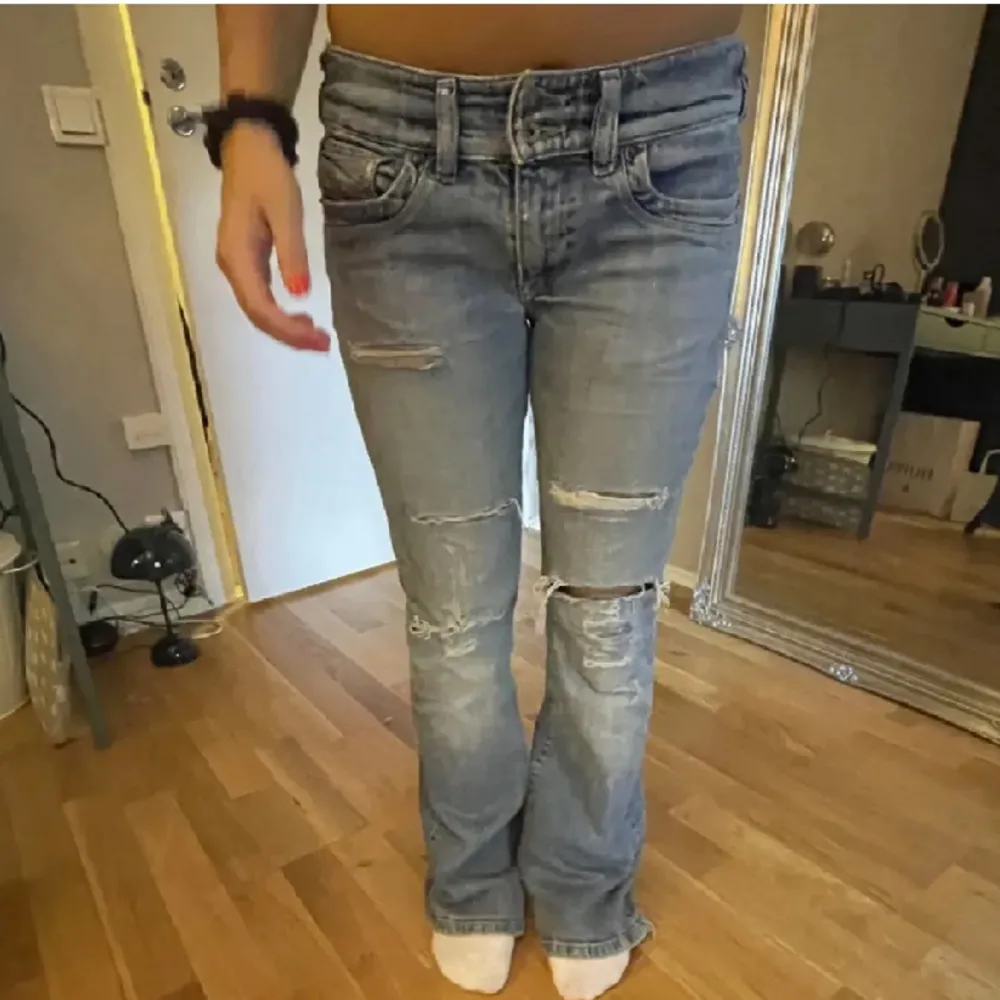 Säljer dessa snygga jeans som e köpta från plick men är från diesel . Jeans & Byxor.