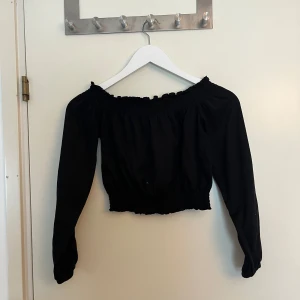 Off-shoulder tröja - Jättefin svart off-shoulder tröja från H&M i storlek XS. Använd rätt många gånger, men ändå i väldigt bra skick. 