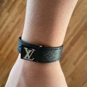 Louis Vuitton armband  - Knappast använd och i nytt skick.  Den är självklart äkta och jag har kvitto.