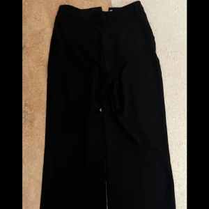 Kostymbyxor BikBok - Superfina kostymbyxor från BikBok. Skulle klassa de som vida, raka. Aldrig använda, så i nyskick. Storlek 38, är bra i längden på mig som är 176.  Bilderna gör de inte riktigt rättvisa, så om du vill ha fler bilder så är det bara att säga till! 