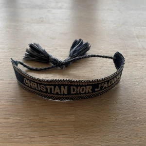 Christian dior armband - Säljer detta feta Christian dior armband, condition är 7/10 då själva spennet har gått sönder lite så den öppnas ibland så man måste dra åt den lite då och då annars ser den bra ut