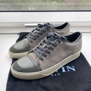 Hej, säljer Lanvin skor i färgen grå, storlek uk 6 passar 40-41 eu. Skick 9/10, inga defekter, helt felfria. Medföljer dustbag.