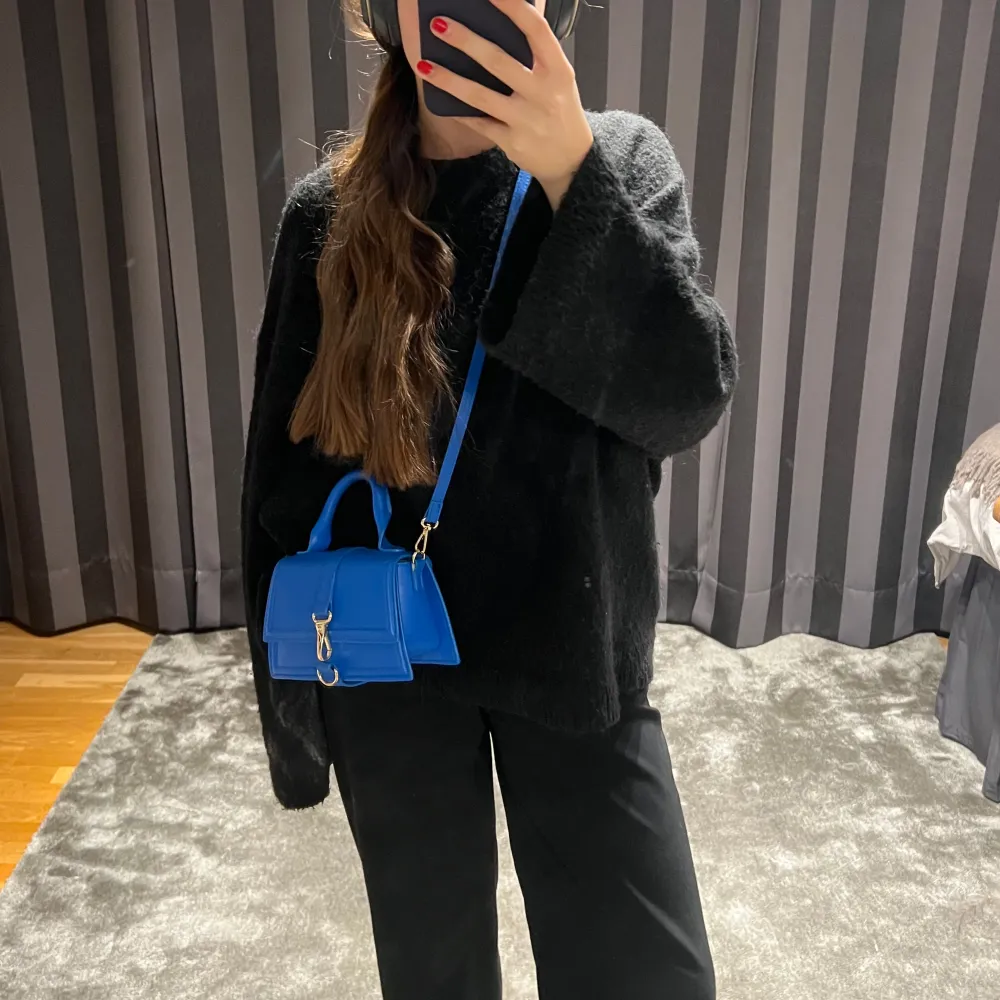 Ascool liten blå väska, sista detaljen på din outfit🙏🏼🪸 . Väskor.