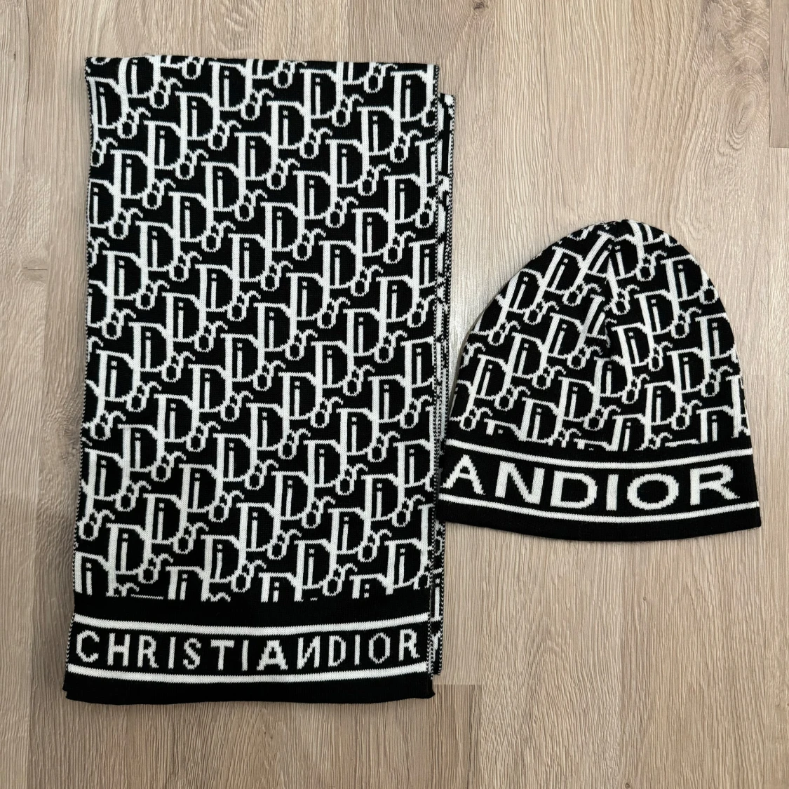 Dior mössa o halsduk