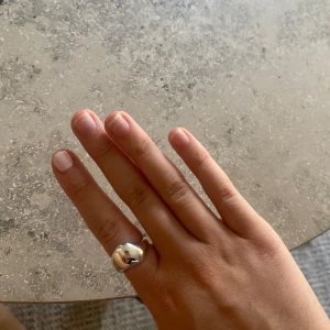 Silver ring - Så fin ring som ja köpte på &other stories för typ 2 år sedan men har aldrig använt den då jag bara har guld smycken. Så den är som ny💕