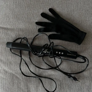 Remington Pearl Pro Curl 32 mm CI9532 locktång - Locktång Remington Pearl Pro Curl, CI9532, 32 mm, svart. Nyskick, knappt använd. 