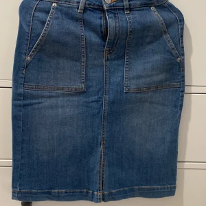 Kjol - Jeanskjol  Aldrig använd, helt ny  Säljer den för att storleken var liten  Köpt för 250kr 