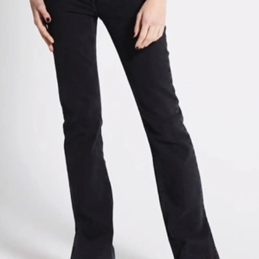 Säljer ett par snygga grå jeans från lager 157. Säljer pågrund av att dem är förstora för mig, skulle säga att dem är lite bootcut med en slits på slutet 🌷 Skriv för tydligare bilder 🩷💐sista bilden är modellen fast i svart🌷. Jeans & Byxor.