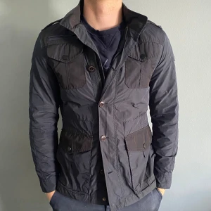 Feildjacka  - Mörkblå feildjacka i mycket bra skick storlek M o han på bilden är 186, tveka inte att kontakta vid eventuella frågor 😀