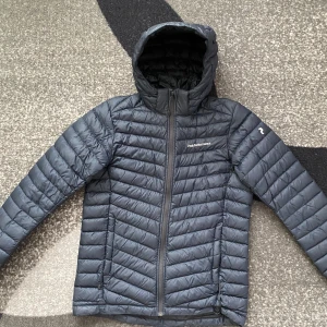 Peak Performance jacka - Säljer denna fina Peak Performence jacka som jag tyvärr växt ur fort. Jackan är i nyskick då jag inte bara har använt den. Storlek 160. Priset kan diskuteras.