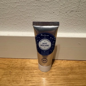Nuit Polaire Crème Revitalisante - En revitaliserande nattkräm från Polaar, perfekt för att ge huden näring och återhämtning under natten. Krämen kommer i en praktisk tub med en stilren design i silver och blått. Den innehåller 95% naturliga ingredienser och är inspirerad av de arktiska nätterna.