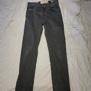 Jacob Cohën jeans - Snygga Jacob Cohën jenans i bra skick bortsett från lappen som saknar lite hårstrån. Färg: Grå/blå Skick: 7/10 Strl: 32 
