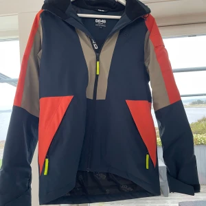 8848 Skidjacka Mörkblå Orange Beige (Matchande byxor på köpet) - Använd 1 skidvecka Byxor skadade på nedre backsidan, skadorna är övertejpade med textiltejp Skick Jacka: 10/10 Skick Byxor: 7/10 pga skadorna Nypris Jacka: 1600kr Nypris Byxor: 1300kr Kontakta för fler bilder Pris är förhandlingsbart