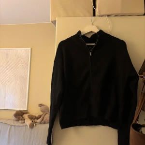 Stickad tröja med dragkedja  - En svart goasig stickad tröja med dragkedja. Från missäy i storlek S. Knappt använd 