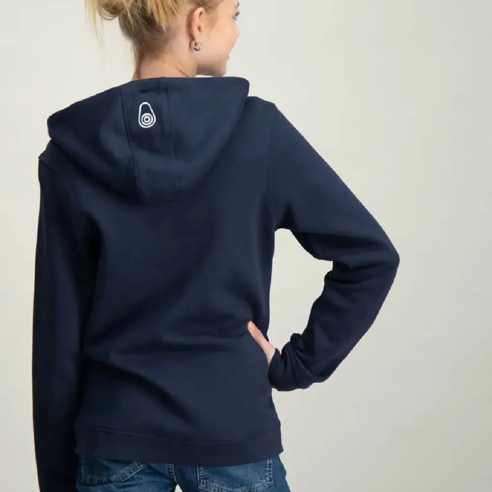 Säljer en snygg mörkblå Hoodie från Sail Racing. Den har en dragkedja framtill och en praktisk huva. Perfekt för både vår och höst! Hoodien är långärmad och har en stilren design med logotypdetaljer på bröstet och huvan. Säljs för 400kr. . Hoodies.