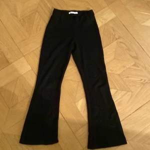 Svarta mjukis byxor  - Byxorna är i fint skick och har inte använts mer än några gånger. Säljer p.g.a att jag inte tyckte om passformen. Priset kan diskuteras 