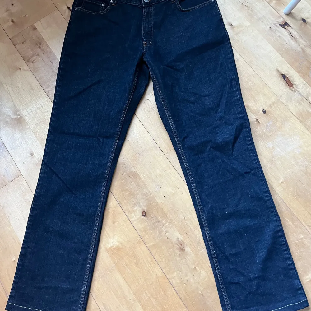 Ett par JacksonVille JVE REG. PAT. OFF. Jeans. De är lite mörkare i verkligheten. Inga skador eller märken av användning. Ser helt nya ut. Väldigt baggy.. Jeans & Byxor.