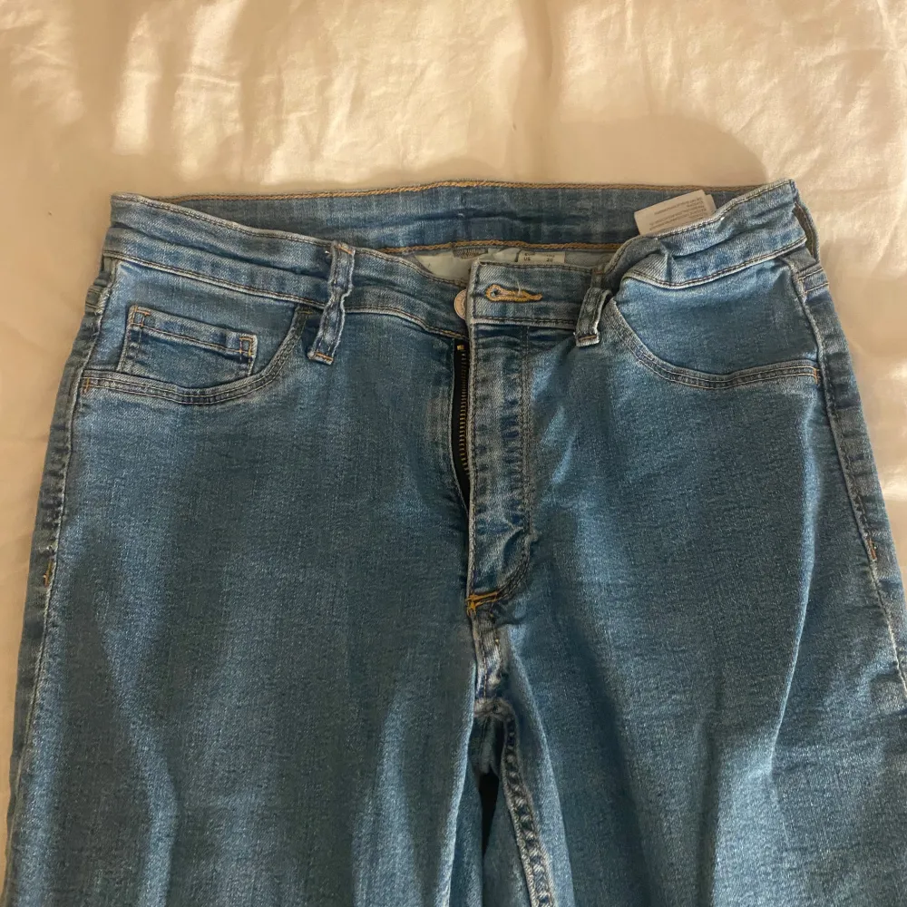 Fina jeans ifrån h&m, säljes för 70kr. Jeans & Byxor.