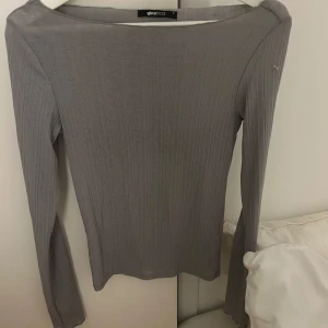 Långärmad topp  - Grå sheer topp från Gina tricot